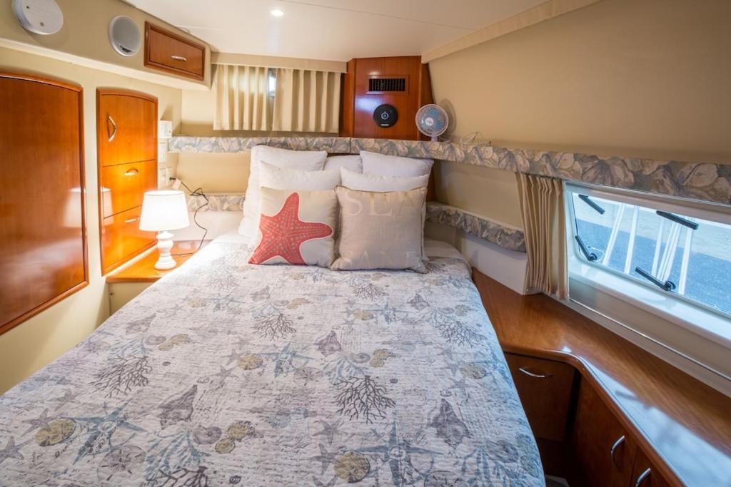 Sea Pearl Boston Yacht Hotel Exterior foto