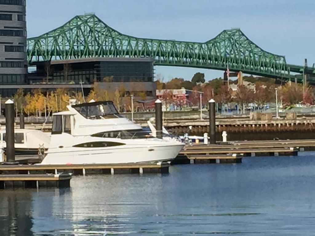 Sea Pearl Boston Yacht Hotel Exterior foto