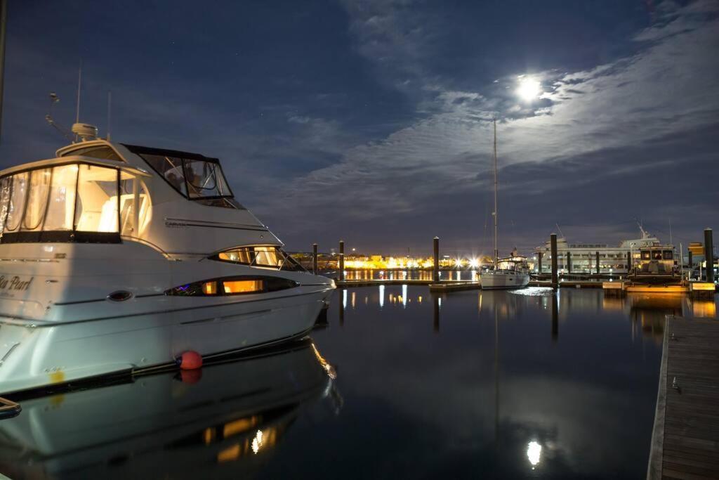 Sea Pearl Boston Yacht Hotel Exterior foto